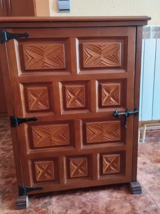 Mueble de madera tallada