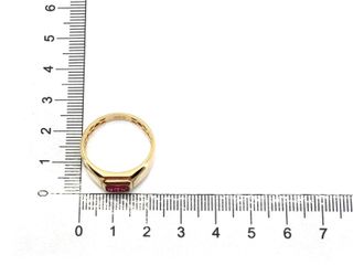 sello oro 18k con piedra con rubi