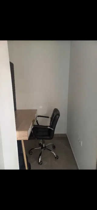 Scrivania e Sedia da Ufficio