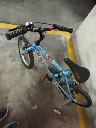 Bicicleta infantil 16" azul con ruedines