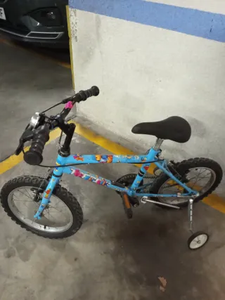 Bicicleta infantil 16" azul con ruedines