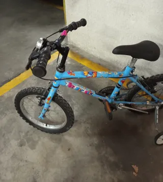 Bicicleta infantil 16" azul con ruedines