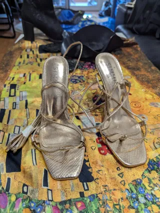 Zapatos de tacón Simmi dorados