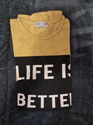 Camiseta amarilla Life is better in sneakers