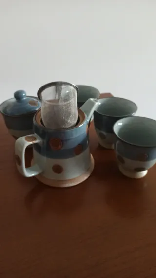 Conjunto tetera y tazas de cerámica