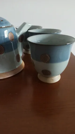 Conjunto tetera y tazas de cerámica