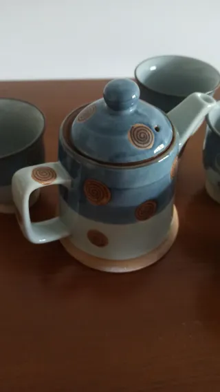 Conjunto tetera y tazas de cerámica