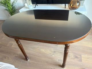 Mesa de comedor ovalada de madera y cristal