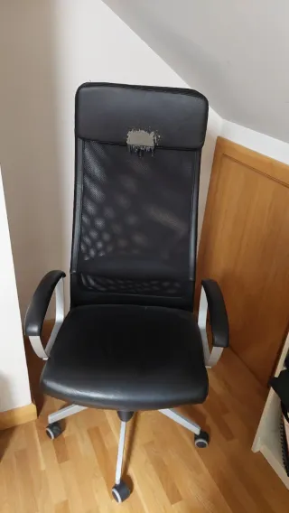 Silla de escritorio negra y plateada