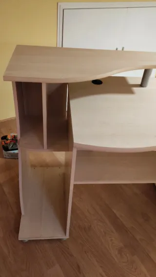 Escritorio madera claro con estantes