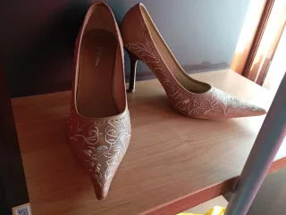 Zapatos de tacón bordados T41