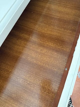 Cajonera blanca pintada a mano