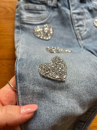 Vaqueros niña con corazones brillantes