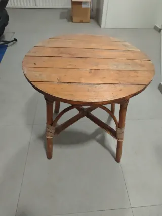 Mesa redonda de madera y ratán