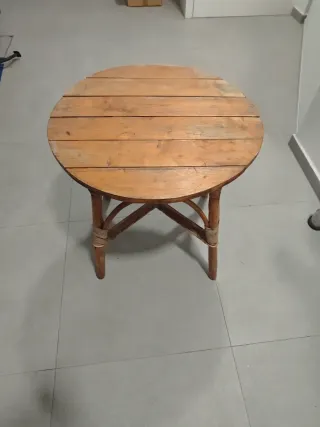 Mesa redonda de madera y ratán