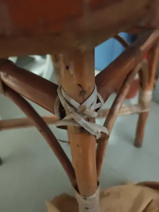 Mesa redonda de madera y ratán