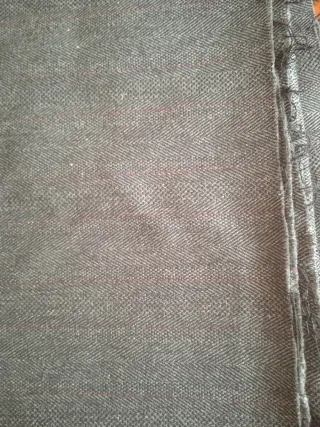 Tela gris jaspeada, multi rayas + cuello de pelo.