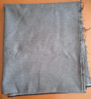 Tela gris jaspeada, multi rayas + cuello de pelo.