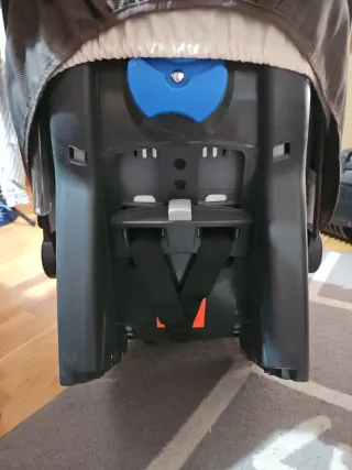 Maxicuna bebé con capota y detalles