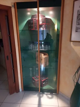 Mobile ad angolo con vetrine scorrevoli