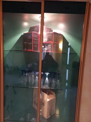 Mobile ad angolo con vetrine scorrevoli