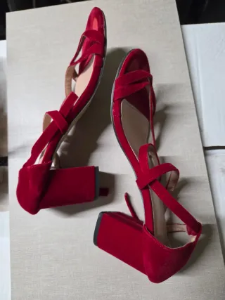 Zapatos de tacón rojos de tiras