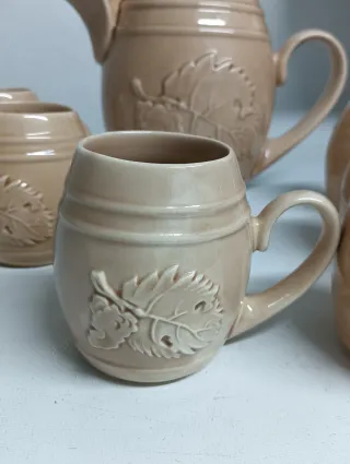 Juego de jarra y tazas de cerámica
