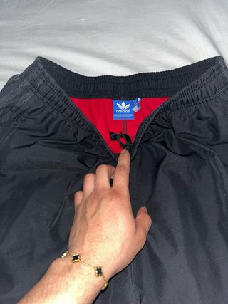 Pantalones deportivos Adidas grises y negros