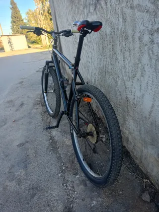 Bicicleta de montaña negra