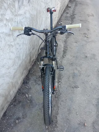 Bicicleta de montaña negra