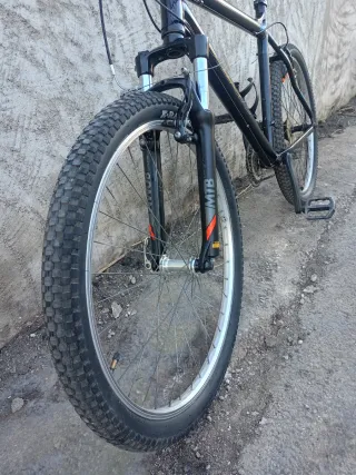 Bicicleta de montaña negra