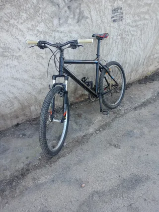Bicicleta de montaña negra