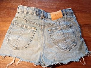 Pantalón corto vaquero desgastado