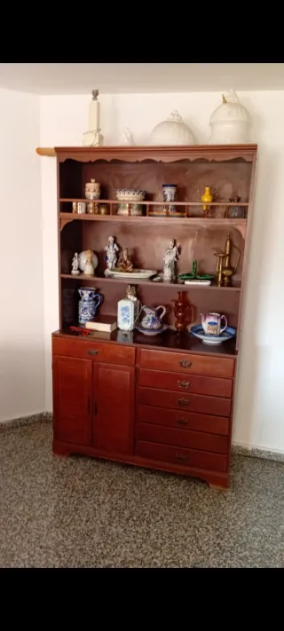 Armario de madera con vitrina