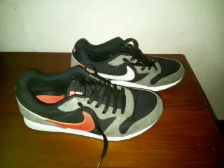 Zapatillas Nike Negras, Grises y Naranja.