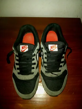 Zapatillas Nike Negras, Grises y Naranja.