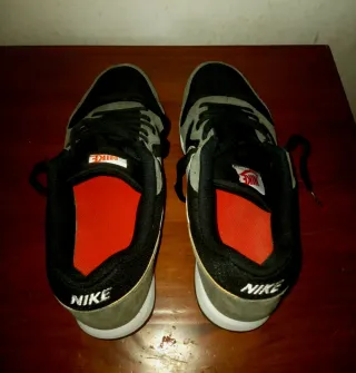 Zapatillas Nike Negras, Grises y Naranja.