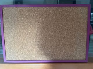 Tablero de corcho con marco morado