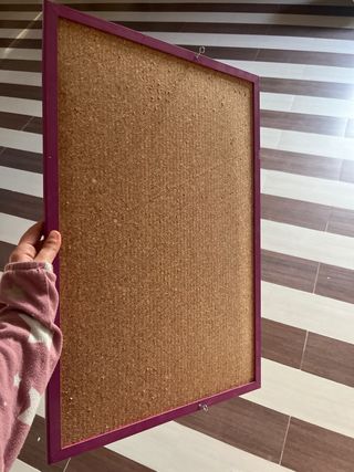 Tablero de corcho con marco morado