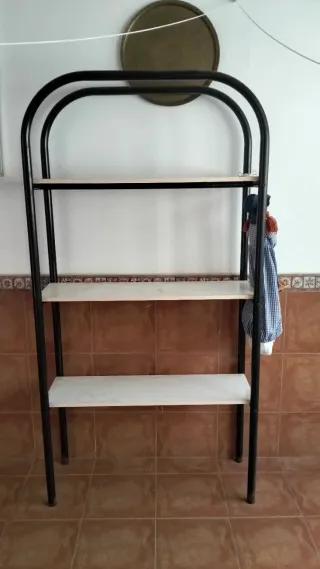 Estantería metálica con baldas de mármol