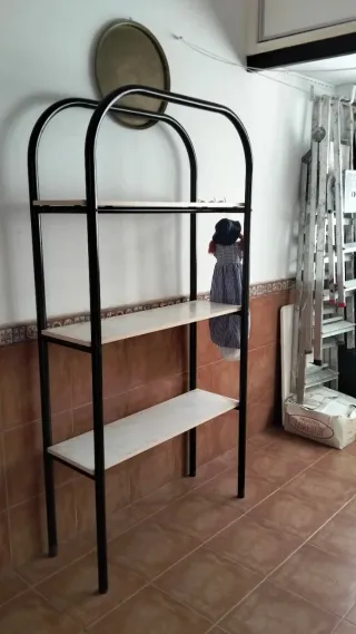 Estantería metálica con baldas de mármol