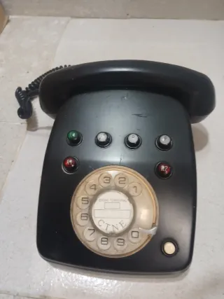 Teléfono antiguo Telefónica CTNE pintado de negro