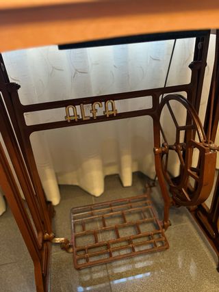 Máquina de coser Alfa con mueble