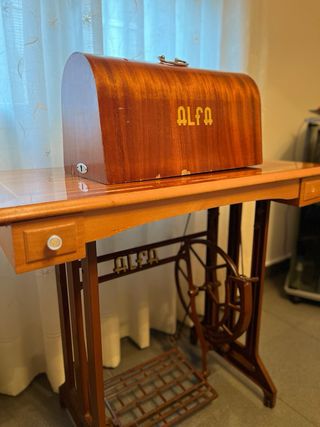 Máquina de coser Alfa con mueble