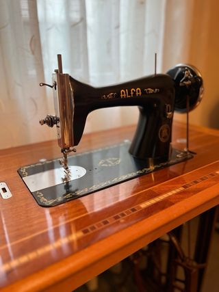Máquina de coser Alfa con mueble