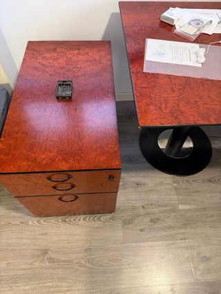Mesa de despacho madera nogal con cajoneras