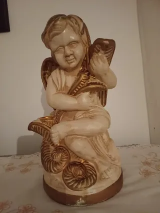 Angelo in ceramica dorata alto circa 30 cm.