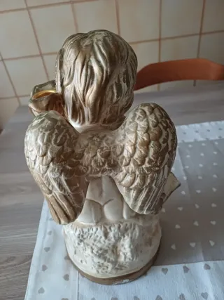 Angelo in ceramica dorata alto circa 30 cm.