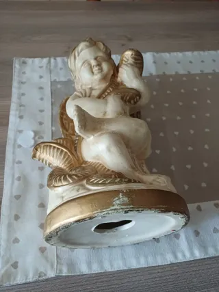 Angelo in ceramica dorata alto circa 30 cm.