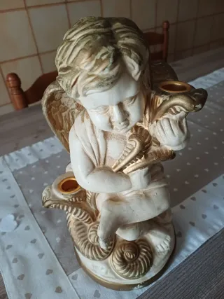 Angelo in ceramica dorata alto circa 30 cm.
